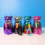 تراول ماگ یا ماگ مسافرتی جدیدترین نسل ماگ است. تراول ماگ ها به علت پوشش خاصشان عایق هر گونه حرارت یا سرما می باشند و نوشیدنی را تا ساعت ها در یک دمای خاص نگه می دارند. تراول ماگ هولوگرامی خرسی برای سفر، کمپینگ و حتی مصرف روزمره کاملا مناسب است. تراول ماگ هولوگرامی خرسی چندین برابر دیگر ماگ ها مایعات را خنک یا گرم نگه می دارند.