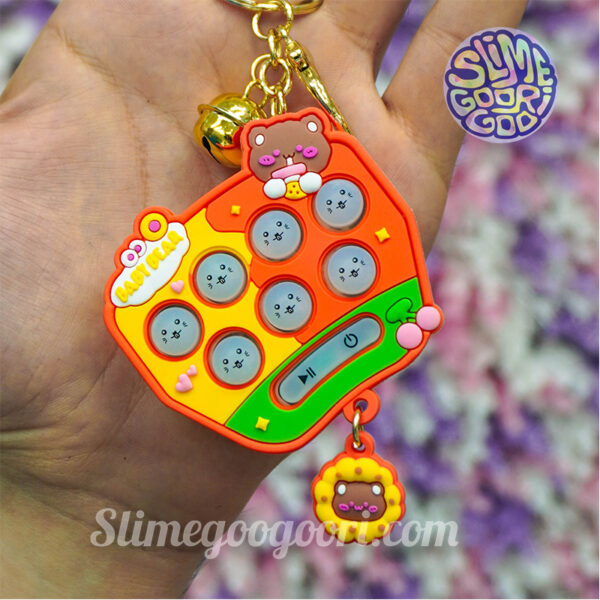 با جاسوئیچی گیم پاپیت دار هیجان را به برنامه روزانه خود اضافه کنید. این بازی با اندازه کوچک و طراحی مناسب برای جاکلیدی، ایده‌آل برای بازی در خانه یا فضای باز است.