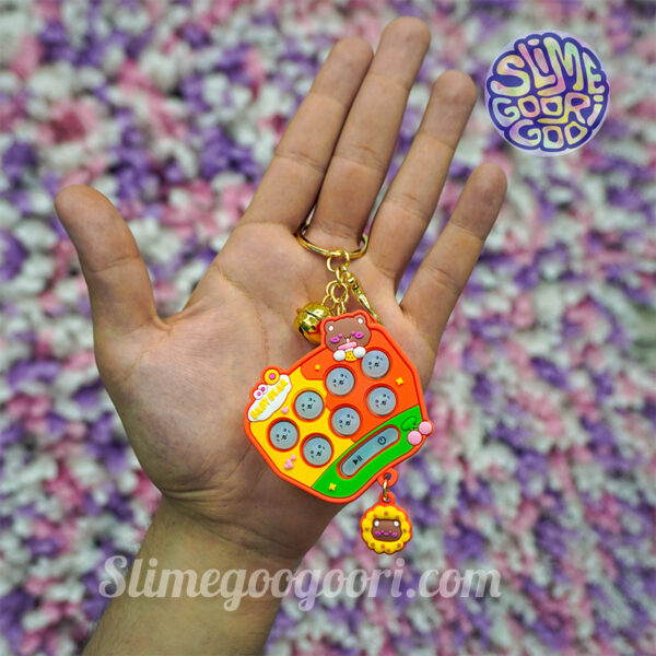 با جاسوئیچی گیم پاپیت دار هیجان را به برنامه روزانه خود اضافه کنید. این بازی با اندازه کوچک و طراحی مناسب برای جاکلیدی، ایده‌آل برای بازی در خانه یا فضای باز است.